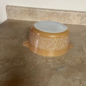 Vintage Pyrex woodland casserole dish. 1.5 quarts  474-B